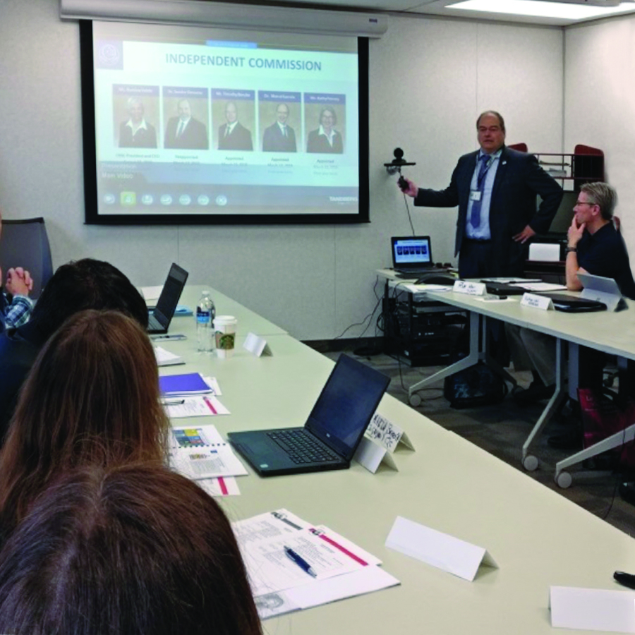 Attendees discussing multi-jurisdictional cooperation / Discussion des participants au sujet de la coopération plurigouvernementale