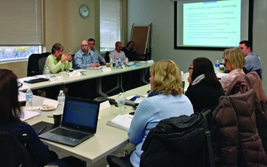 Attendees discussing multi-jurisdictional cooperation / Discussion des participants au sujet de la coopération plurigouvernementale