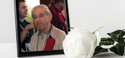 [:en]A framed photo of Nick Sion with a white rose in front[:]