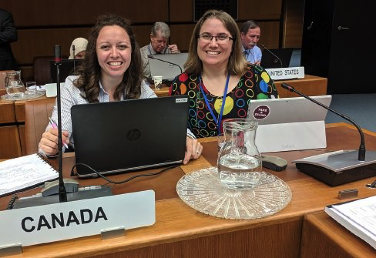 Julie Burtt and Kiza Sauvé at the technical discussions on the evaluation of medical exposures to ionizing radiation / Julie Burtt et Kiza Sauvé participent à la séance d’examen du document sur l’évaluation des expositions médicales aux rayonnements ionisants.