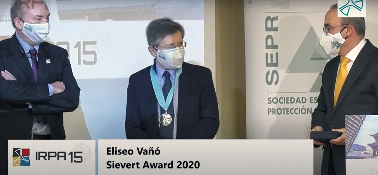 Dr. Eliseo Vañó receiving the Sievert Award.