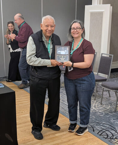 Sunil was presented with a plaque commemorating his long service as archivist / Sunil a reçu une plaque commémorant ses longues années de service comme archiviste