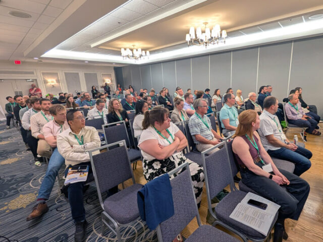 Audience watching the CRPA Panel / Public assistant à la table ronde de l’ACRP
