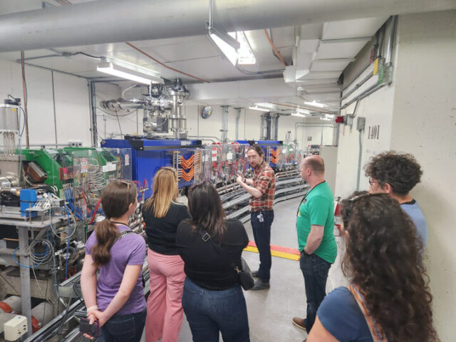 Canadian Light Source (CLS) tour / Visite guidée du Centre canadien de rayonnement