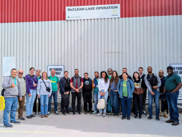 Cameco mine tour group / Groupe participant à la visite guidée de la mine Cameco