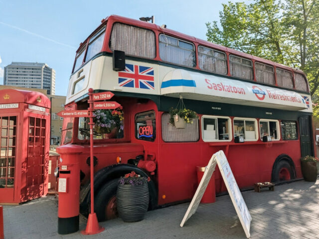 Double decker bus downtown Saskatoon / Autobus à deux étages au centre-ville de Saskatoon