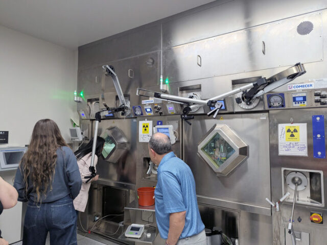 Hot cell lab tour / Visite guidée du laboratoire à chambre chaude